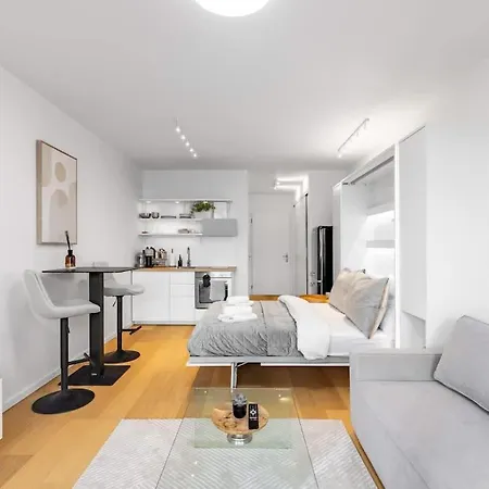 Terrazzo Lux With Balcony براتسيلافا